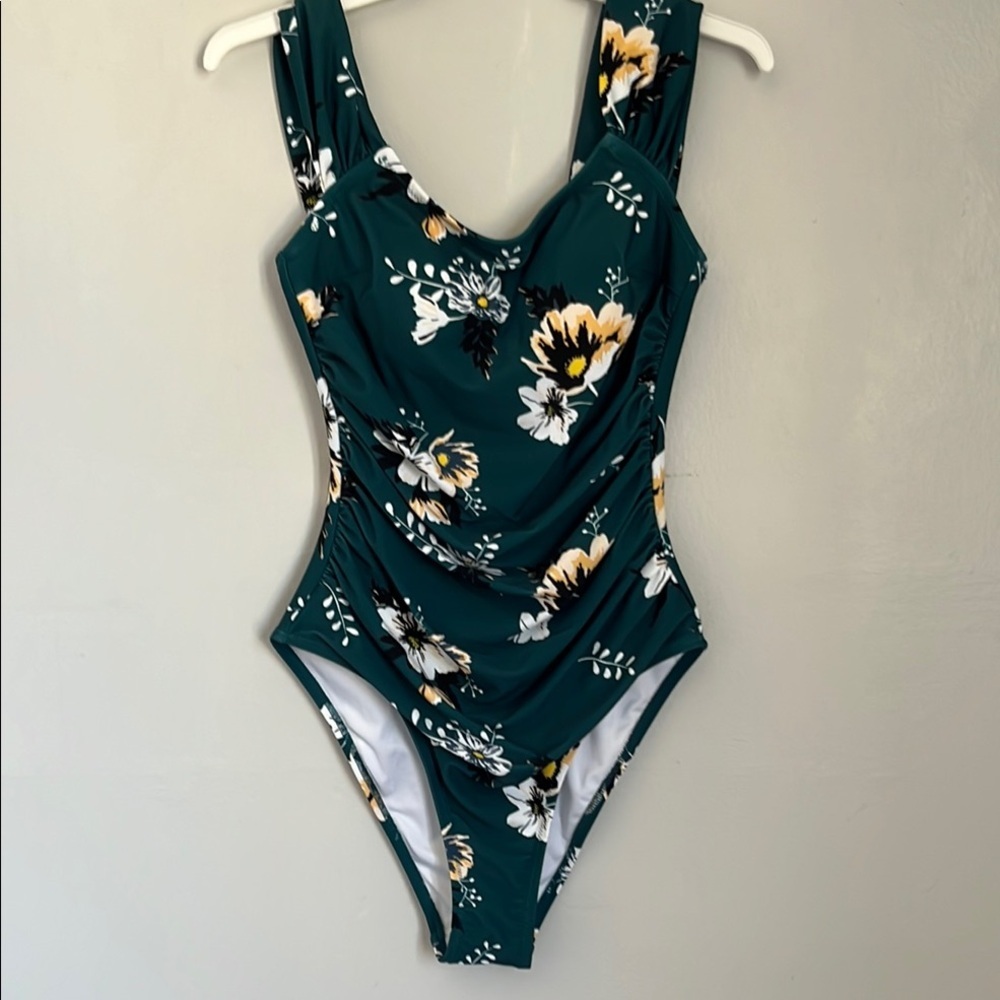 New with tags Cupshe Green and White Floral One Piece Swimsuit. Size XS